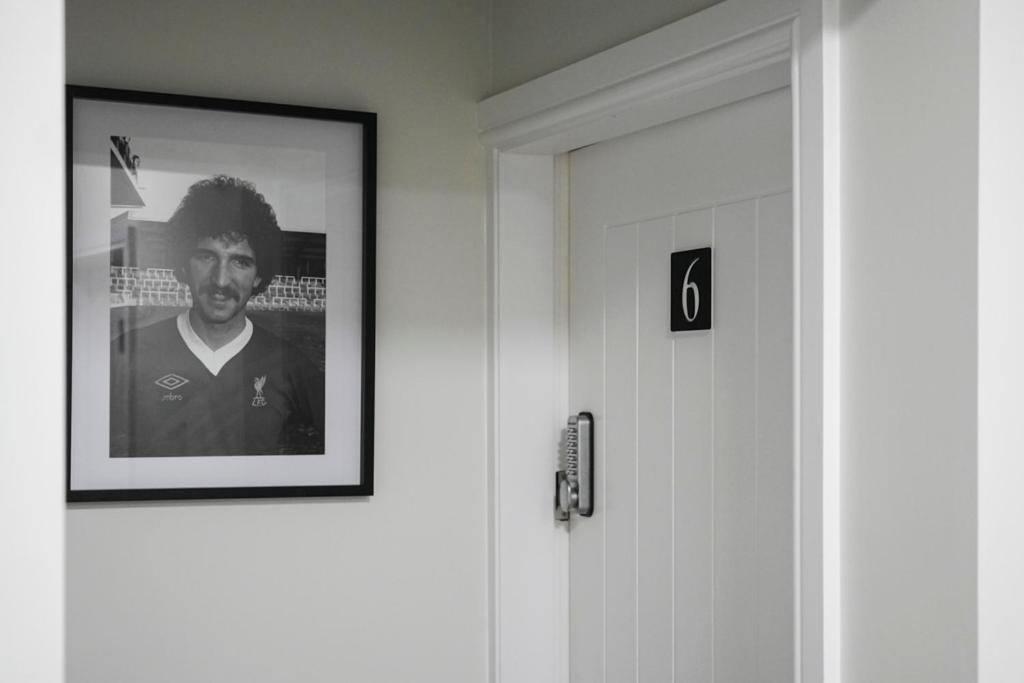 The Boot Rooms Anfield Liverpool Bagian luar foto